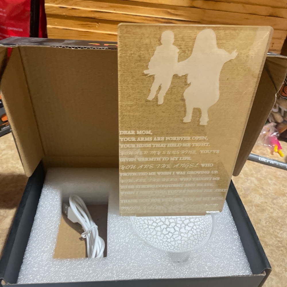 Dear Mom Heartfelt Silhouette LED Night Light - Picture 4 of 4